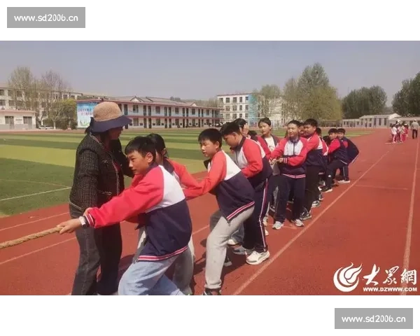 热闹的校园拔河比赛同学们齐心协力奋力拼搏的一天